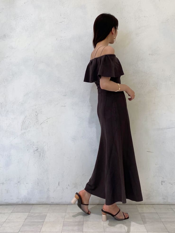 ベージュ系のキャミソール、ブラウン系のワンピース、ブラウン系のサンダルを着用したレディースの夏コーディネートの2枚目の写真