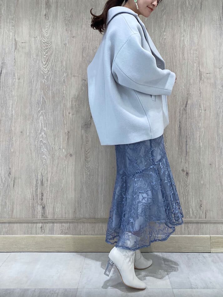 ブルー系のスカート、ホワイト系のTシャツ/カットソー、グリーン系のブルゾンを着用したレディースの冬コーディネートの8枚目の写真