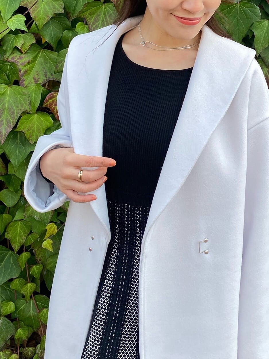 ブラック系のワンピース、ブラック系のその他シューズ、パープル系のステンカラーコートを着用したレディースの冬コーディネートの9枚目の写真