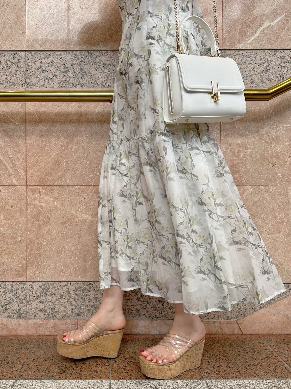 その他のサンダル、ホワイト系のチューブトップ、ホワイト系のワンピースを着用したレディースの春コーディネートの9枚目の写真