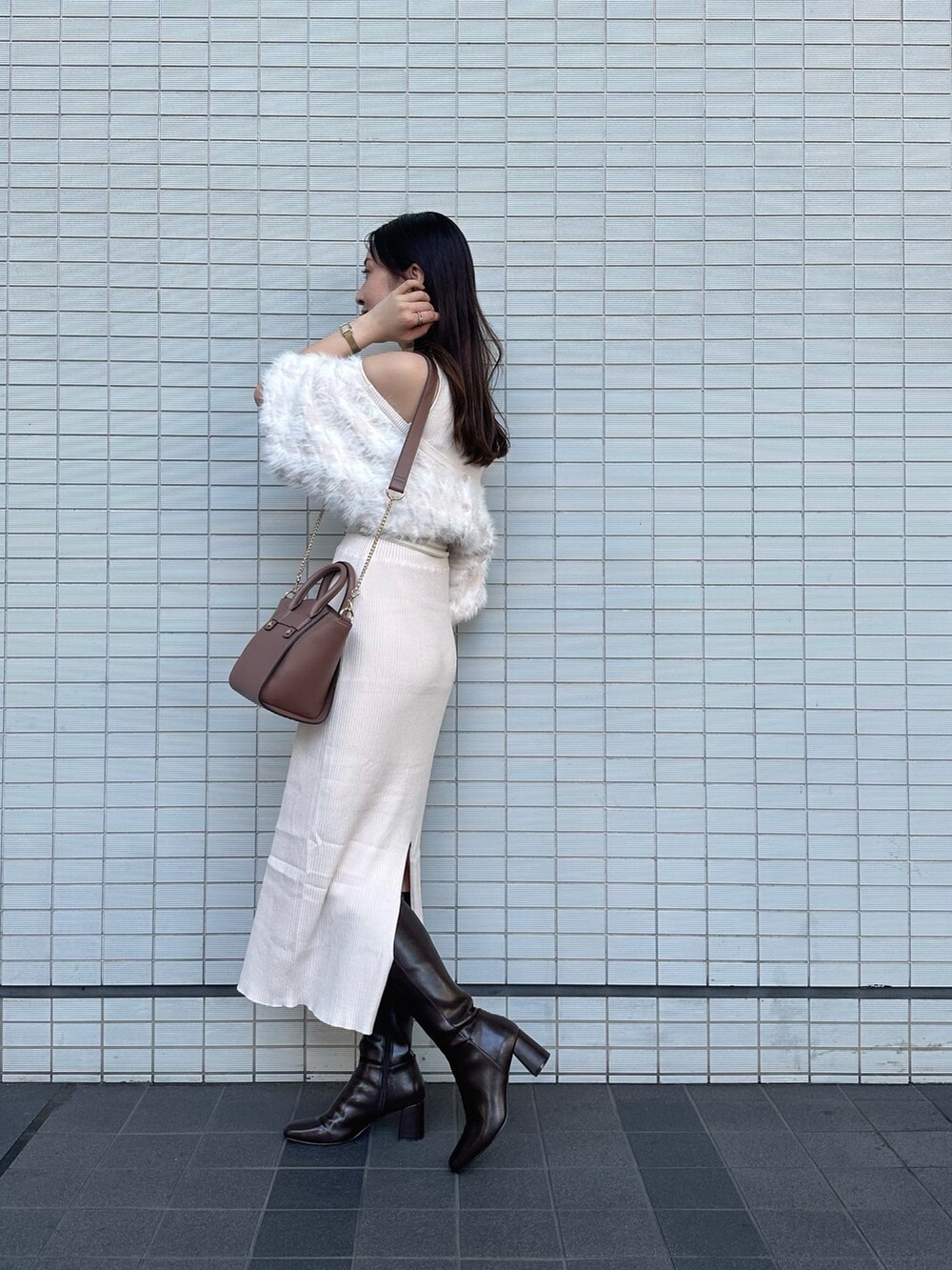 ブラウン系のハンドバッグ、ブラウン系のブーツ、ベージュ系のワンピースを着用したレディースの秋コーディネートの3枚目の写真