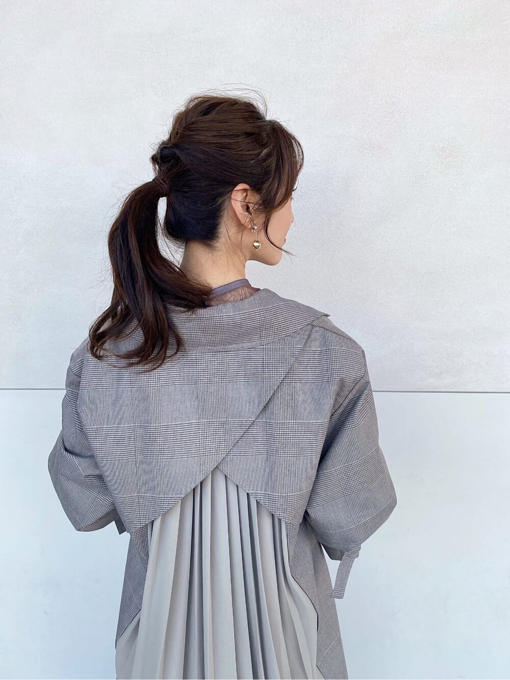 ブラウン系のその他シューズ、その他のチェスターコート、ブラック系のハンドバッグを着用したレディースの秋コーディネートの6枚目の写真