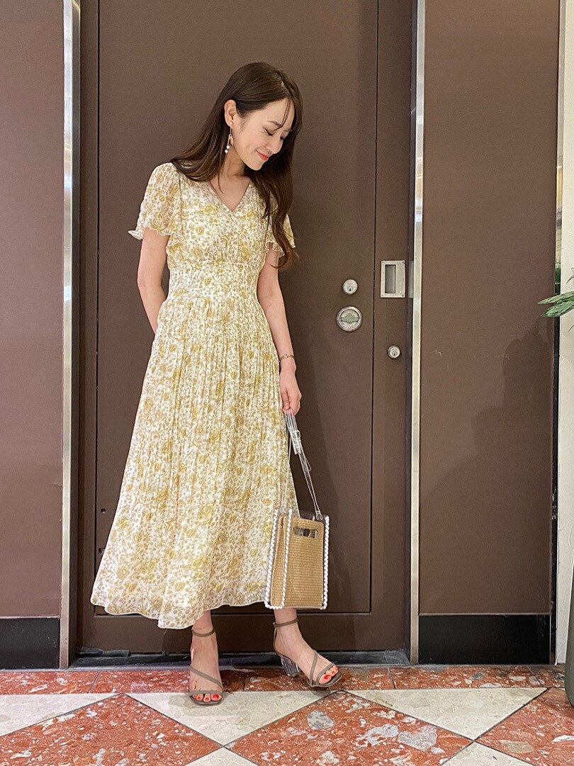 ブラウン系のサンダル、その他のハンドバッグを着用したレディースの夏コーディネートの3枚目の写真