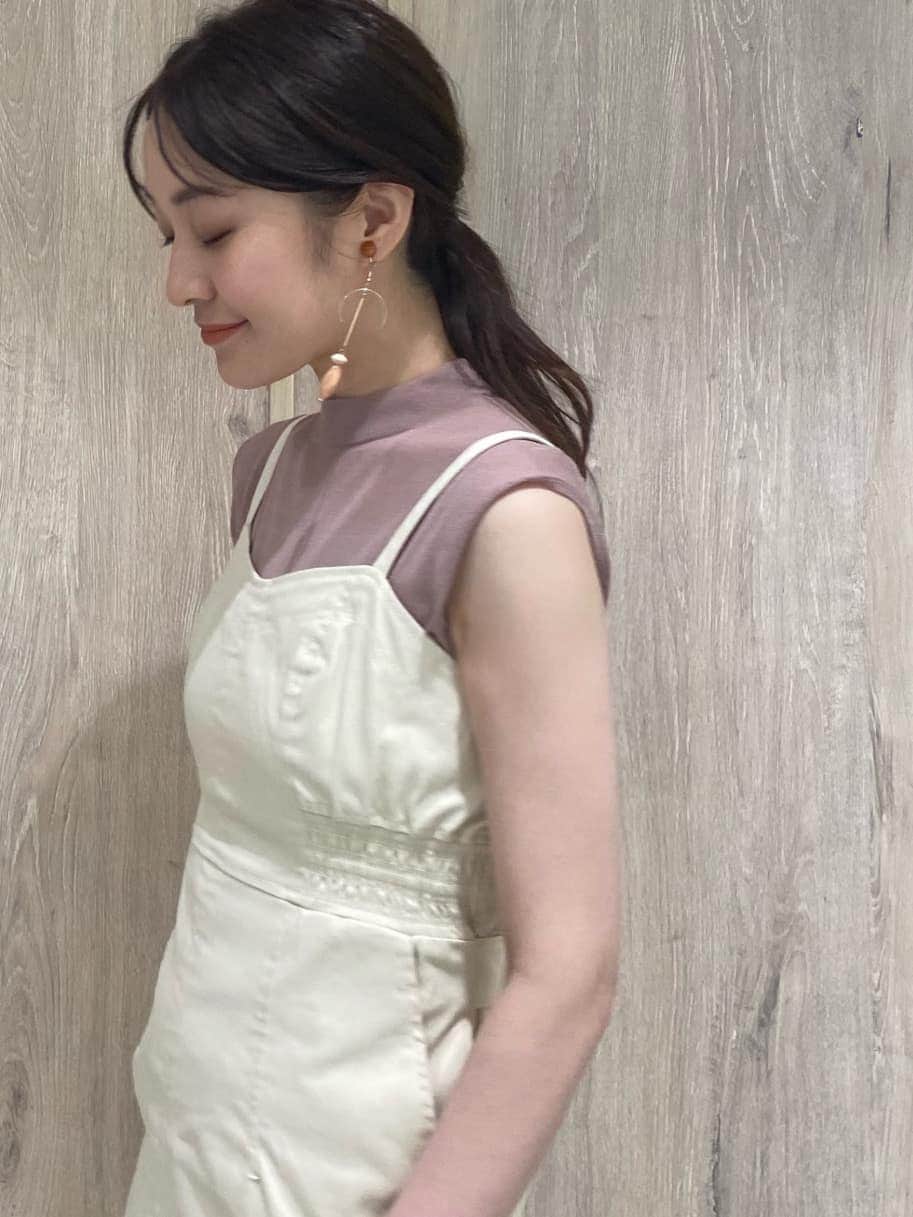 その他のサンダル、ベージュ系のニット/セーター、ホワイト系のジャンパースカートを着用したレディースの夏コーディネートの5枚目の写真