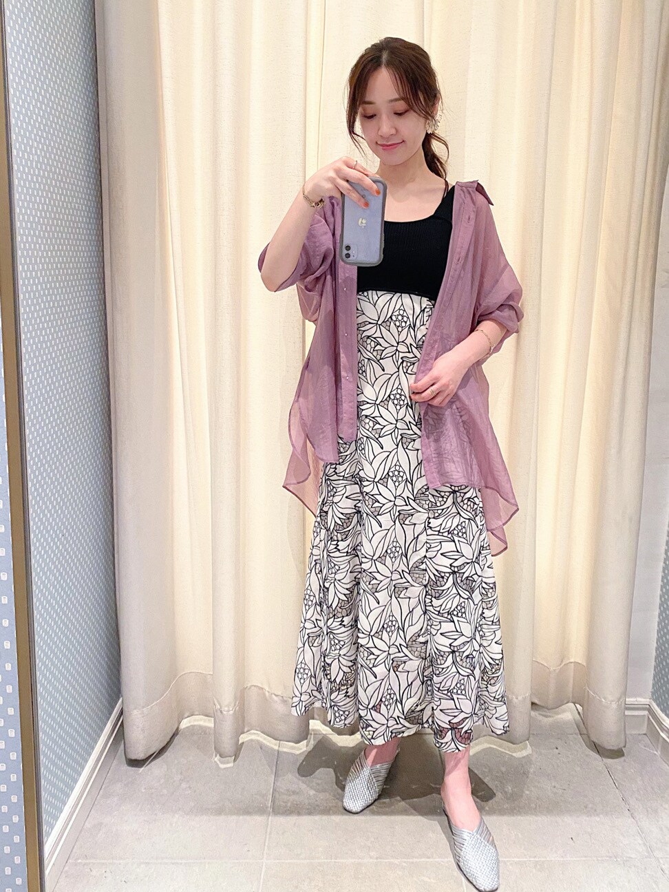 パープル系のシャツ/ブラウス、シルバー系のサンダル、ブラック系のワンピースを着用したレディースの春コーディネートの2枚目の写真