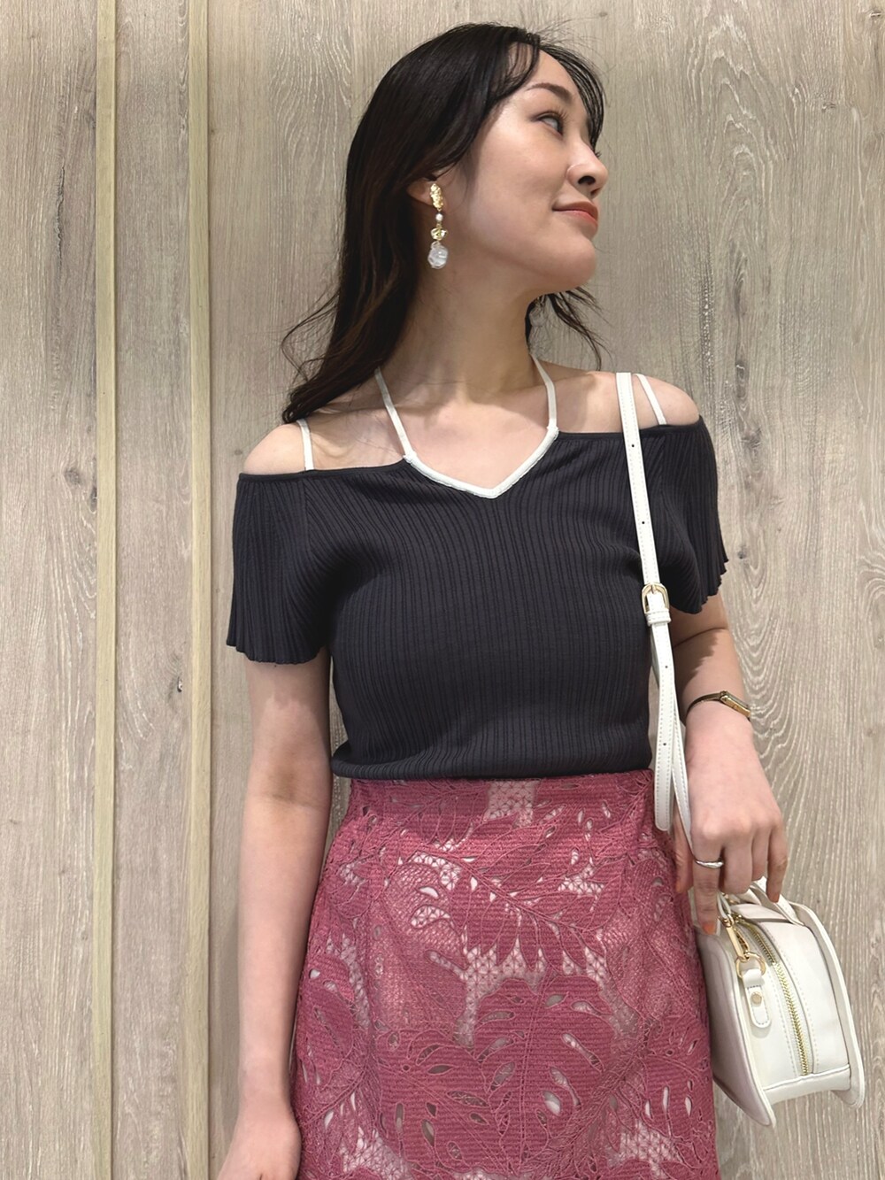 ホワイト系のハンドバッグ、グレー系のニット/セーター、ピンク系のスカートを着用したレディースの春コーディネートの5枚目の写真