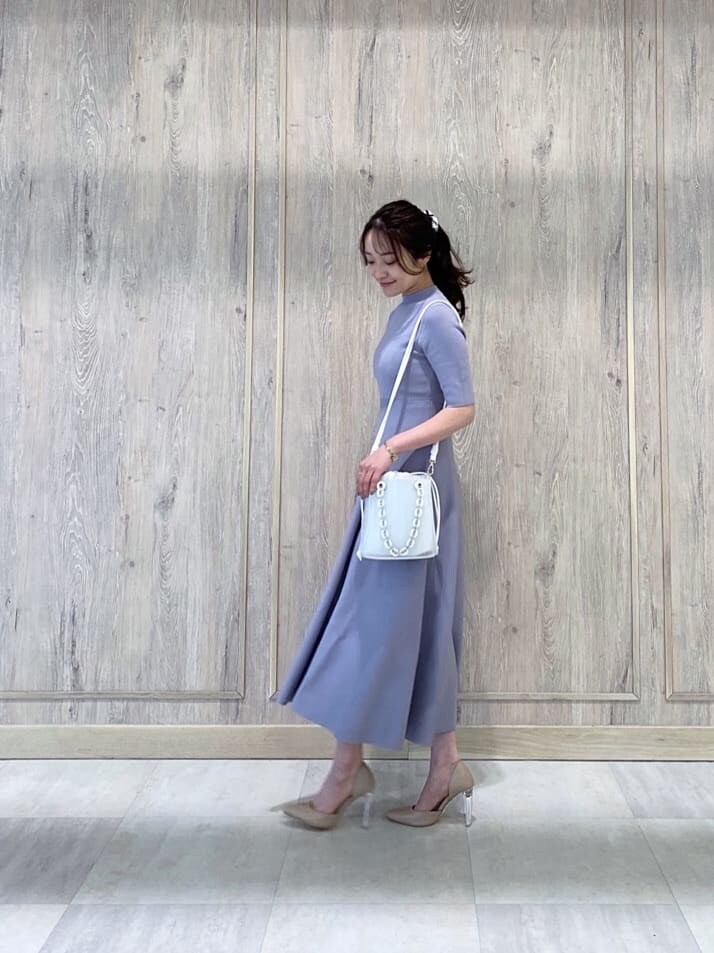 ベージュ系のパンプス、パープル系のワンピース、ホワイト系のテーラードジャケットを着用したレディースの冬コーディネートの8枚目の写真