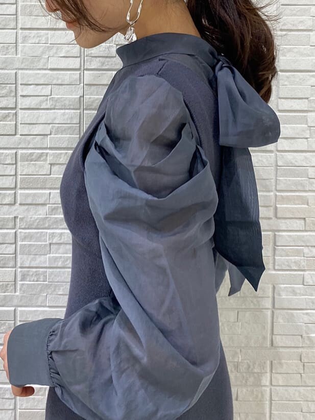 グレー系のテーラードジャケット、ブルー系のワンピース、ホワイト系のその他シューズを着用したレディースの冬コーディネートの8枚目の写真