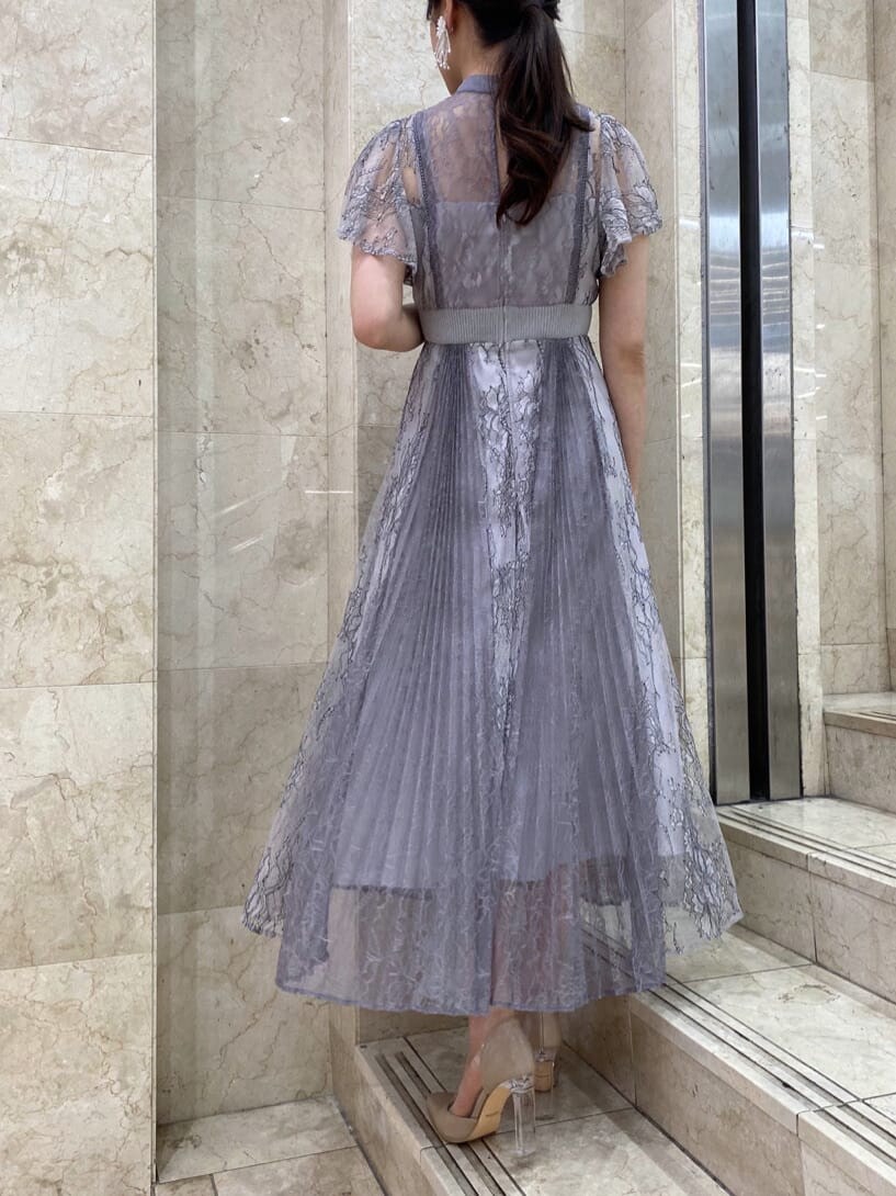 ベージュ系のパンプス、ホワイト系のTシャツ/カットソー、パープル系のワンピースを着用したレディースの夏コーディネートの3枚目の写真