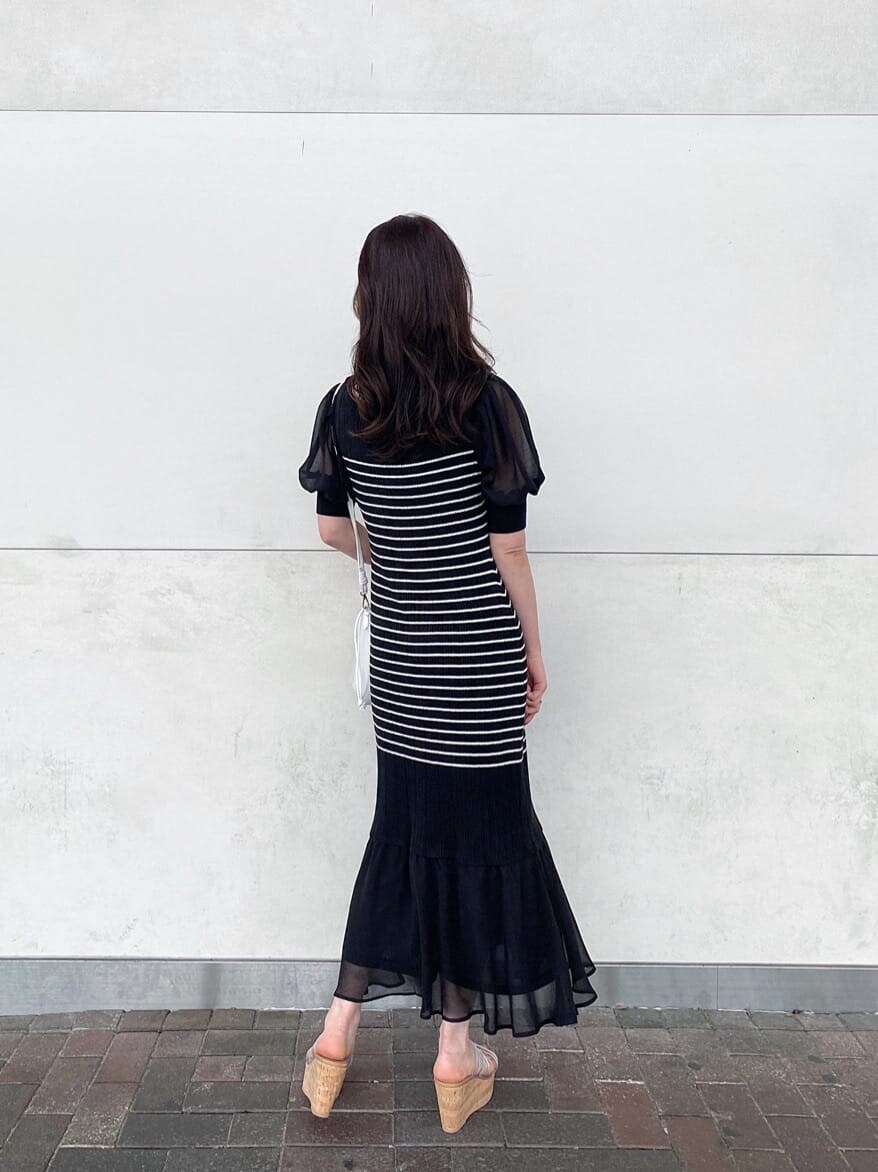 ブラック系のTシャツ/カットソー、ホワイト系のハンドバッグ、その他のサンダルを着用したレディースの春コーディネートの8枚目の写真