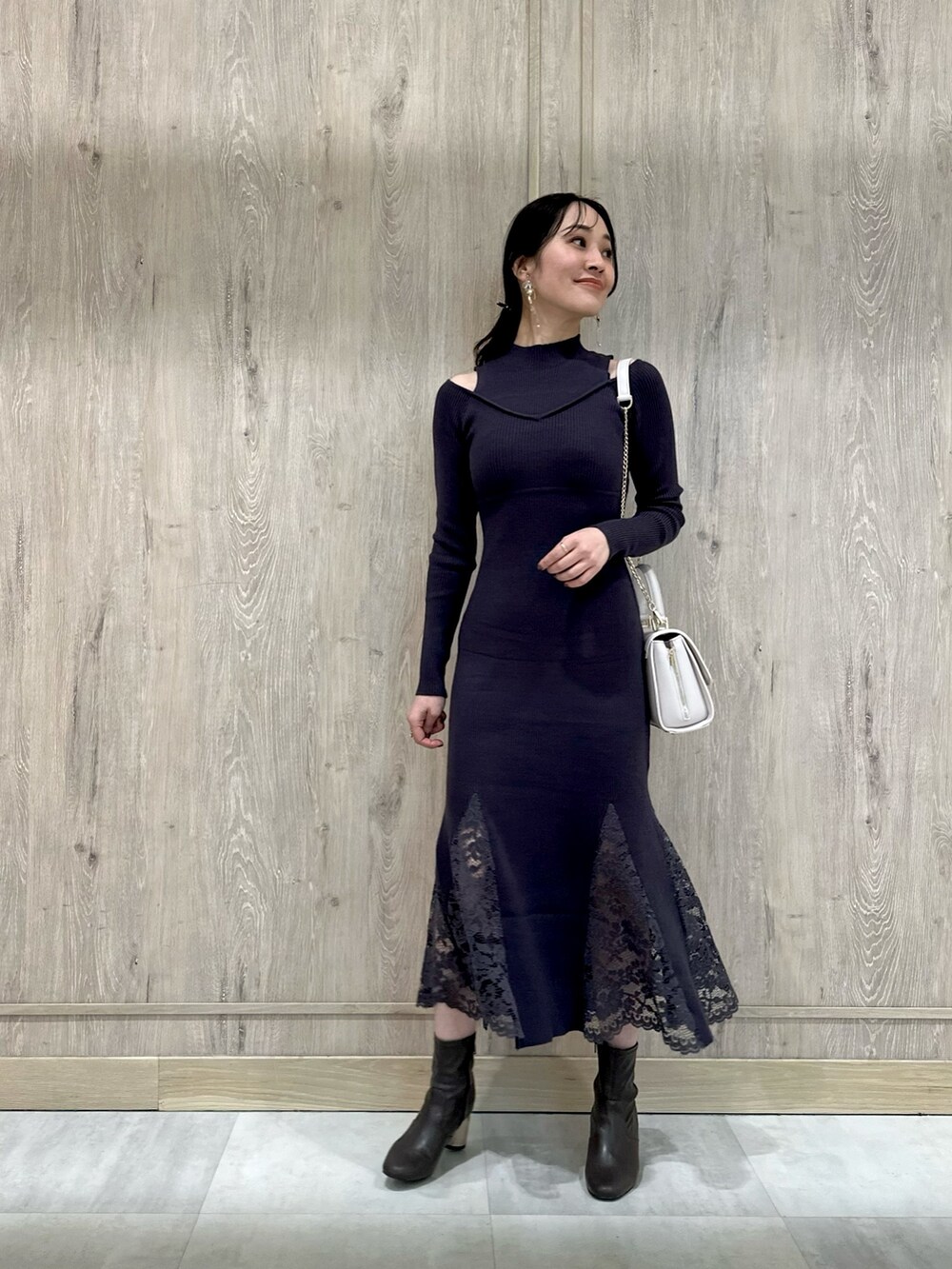 ブラウン系のブーツ、グレー系のワンピース、ピンク系のショルダーバッグを着用したレディースの冬コーディネートの3枚目の写真