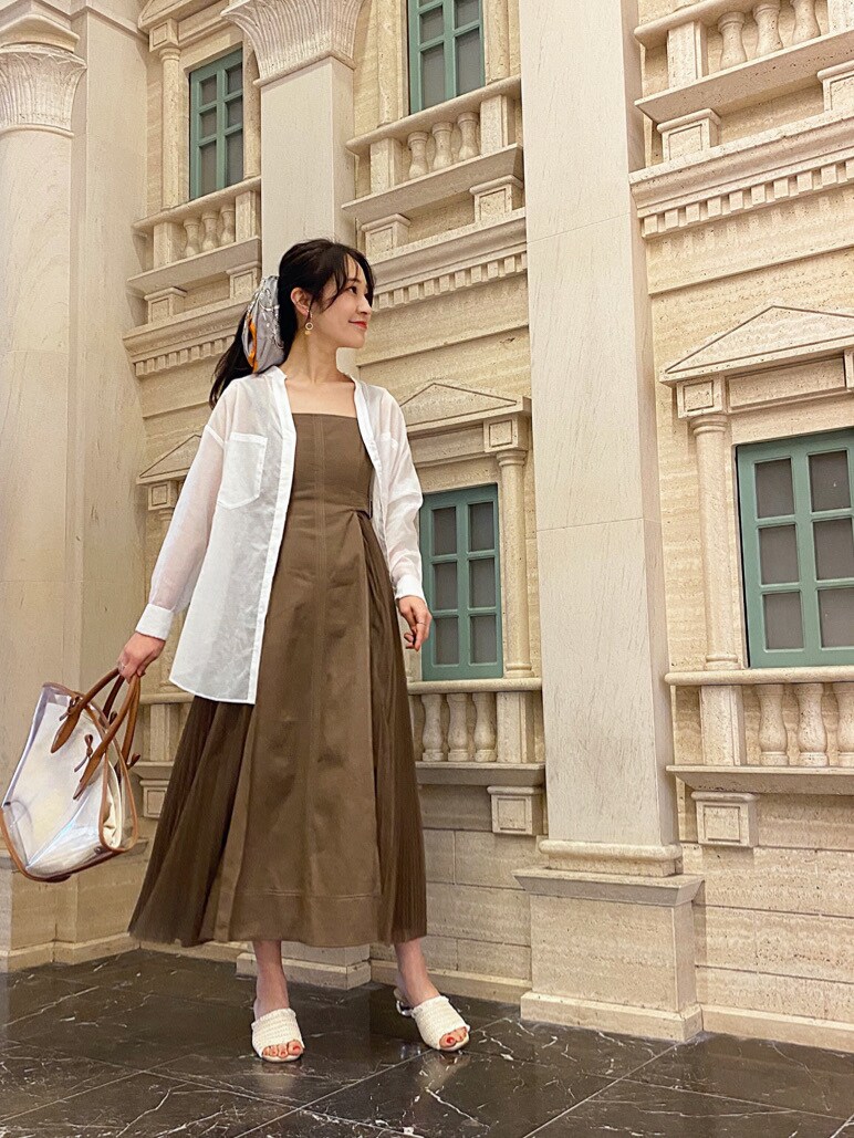 ブラウン系のトートバッグ、ホワイト系のシャツ/ブラウス、ブラウン系のワンピースを着用したレディースの春コーディネートの3枚目の写真