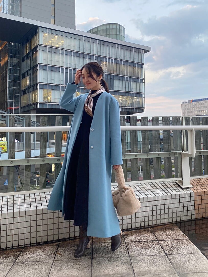 ブラウン系のその他シューズ、ブルー系のノーカラーコート、ブラック系のワンピースを着用したレディースの秋コーディネートの7枚目の写真