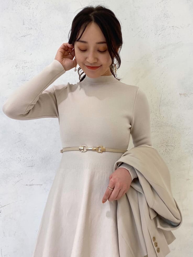 ベージュ系のブーツ、ベージュ系のテーラードジャケット、ホワイト系のワンピースを着用したレディースの秋コーディネートの9枚目の写真