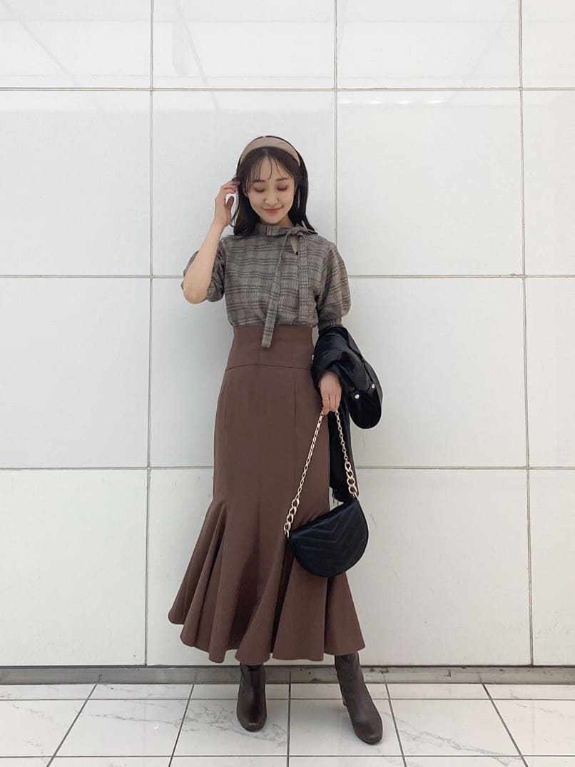 その他のシャツ/ブラウス、ブラック系のテーラードジャケット、ブラウン系のその他シューズを着用したレディースの秋コーディネートの5枚目の写真