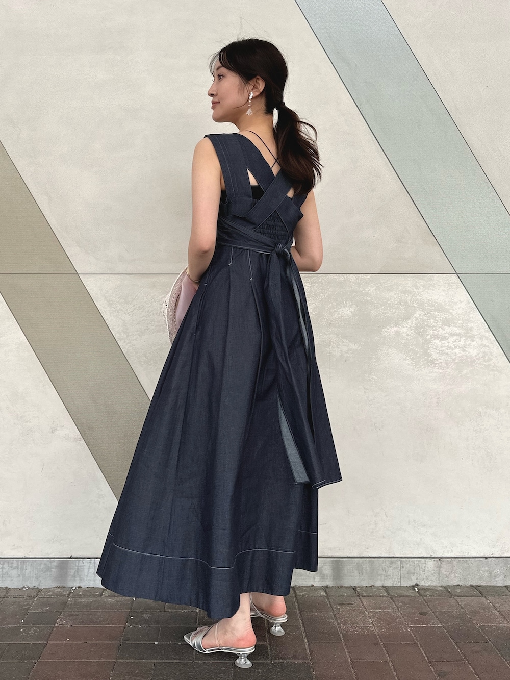 シルバー系のサンダル、ブルー系のワンピース、ブラック系のキャミソールを着用したレディースの春コーディネートの7枚目の写真