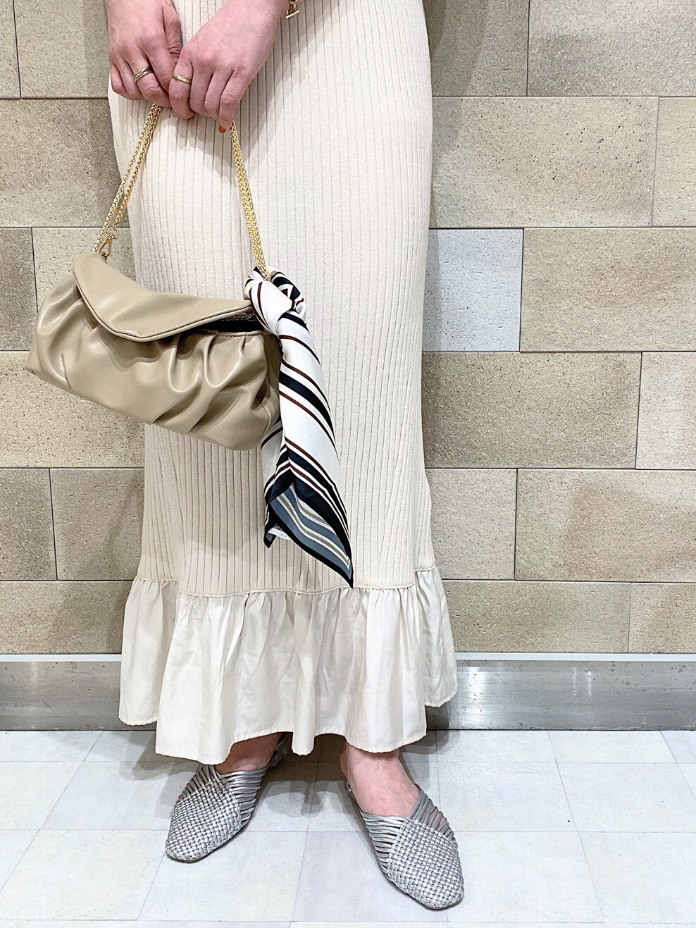 ホワイト系のTシャツ/カットソー、シルバー系のサンダル、ベージュ系のワンピースを着用したレディースの春コーディネートの6枚目の写真