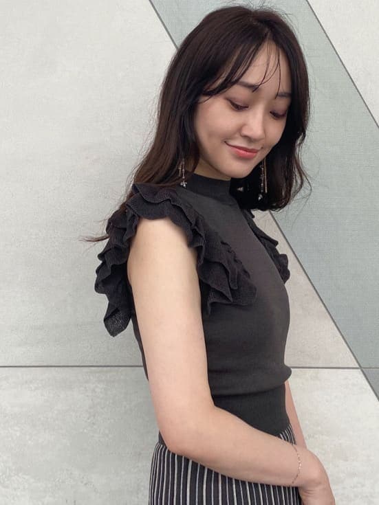 ブラウン系のサンダル、ベージュ系のトートバッグ、グレー系のワンピースを着用したレディースの夏コーディネートの7枚目の写真