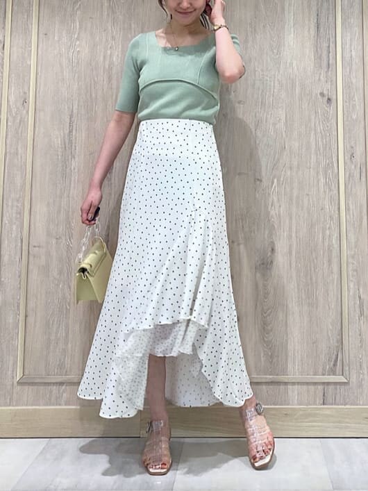 ホワイト系のTシャツ/カットソー、イエロー系のショルダーバッグ、その他のサンダルを着用したレディースの春コーディネートの2枚目の写真