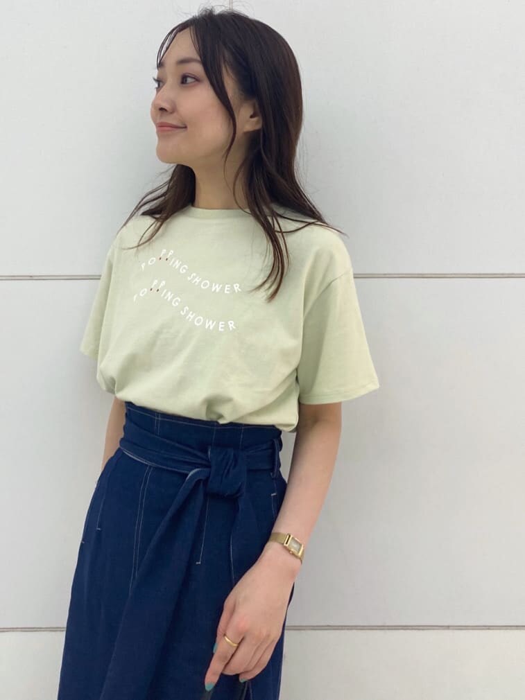 ブラック系のサンダル、ブラック系のトートバッグ、ブルー系のスカートを着用したレディースの夏コーディネートの3枚目の写真