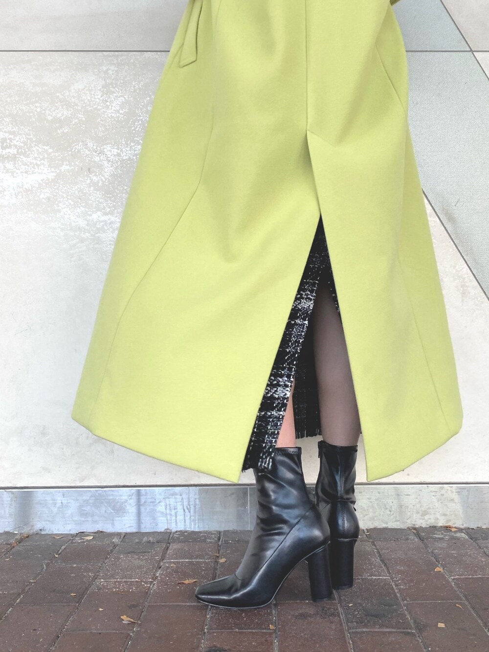 ブラック系のブーツ、グリーン系のステンカラーコート、グリーン系のステンカラーコートを着用したレディースの秋コーディネートの8枚目の写真