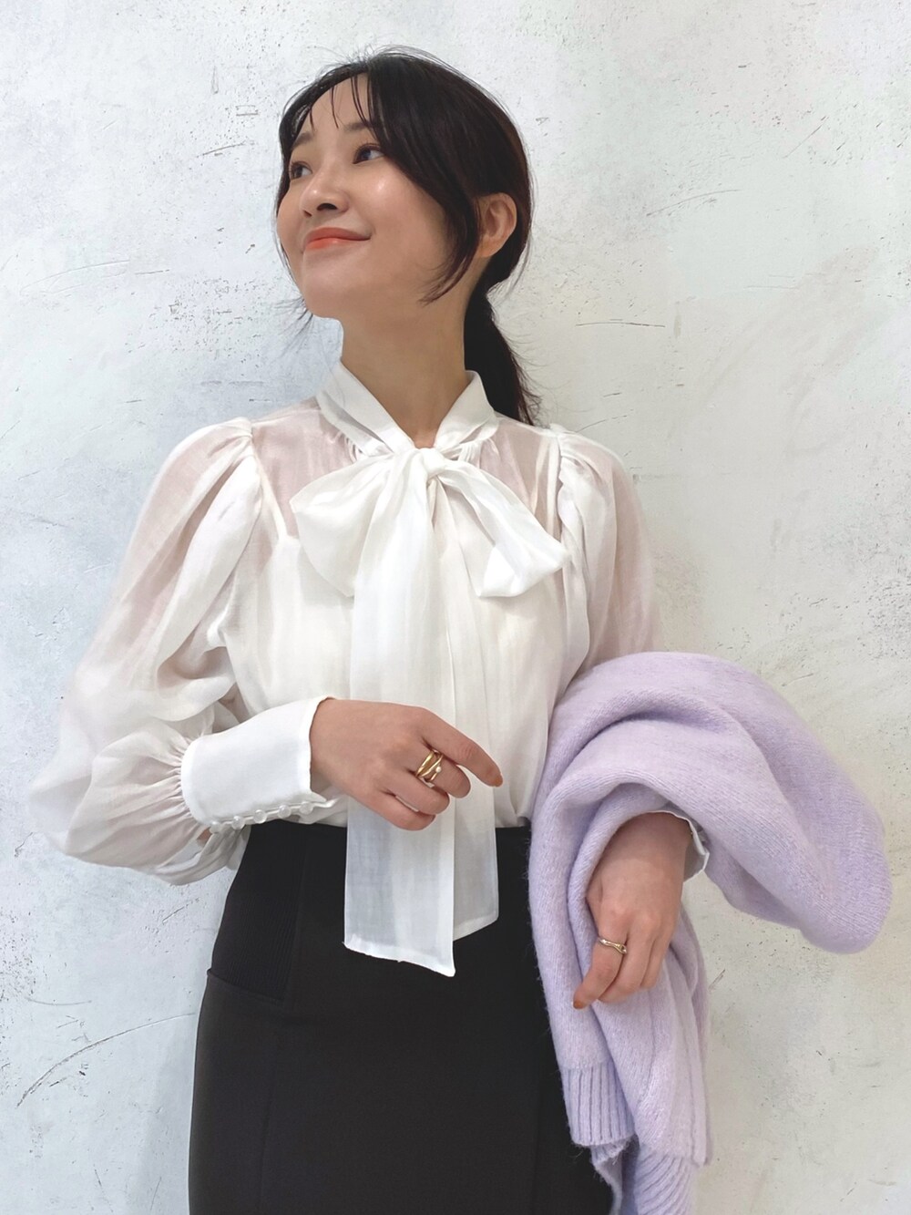 ホワイト系のローファー、パープル系のカーディガン/ボレロ、ブラウン系のスカートを着用したレディースの秋コーディネートの7枚目の写真