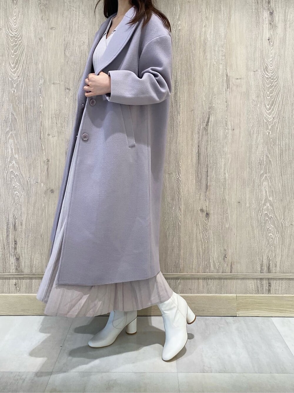 ホワイト系のその他シューズ、ピンク系のチェスターコート、ベージュ系のワンピースを着用したレディースの秋コーディネートの2枚目の写真