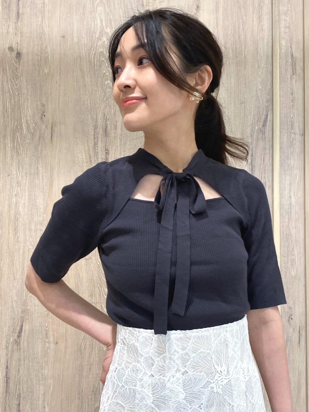 グレー系のスニーカー、ホワイト系のスカート、グレー系のニット/セーターを着用したレディースの冬コーディネートの5枚目の写真