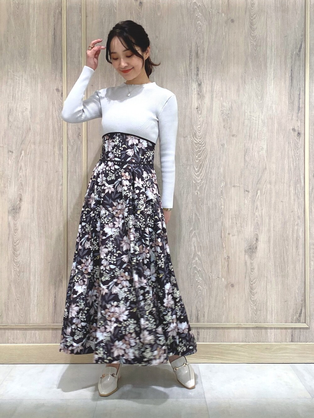 ホワイト系のローファー、ブラウン系のワンピース、パープル系のダウンジャケット/コートを着用したレディースの秋コーディネートの7枚目の写真