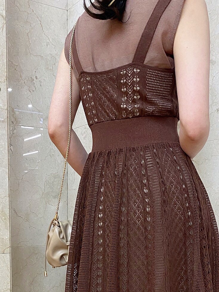 ベージュ系のキャミソール、ホワイト系のサンダル、ブラウン系のワンピースを着用したレディースの春コーディネートの8枚目の写真