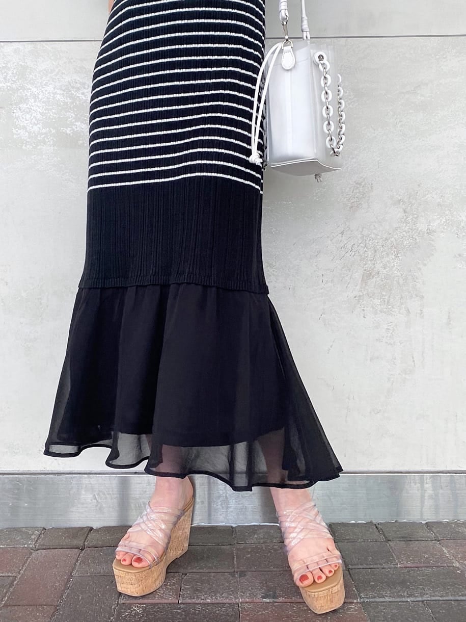 ブラック系のTシャツ/カットソー、ホワイト系のハンドバッグ、その他のサンダルを着用したレディースの春コーディネートの4枚目の写真