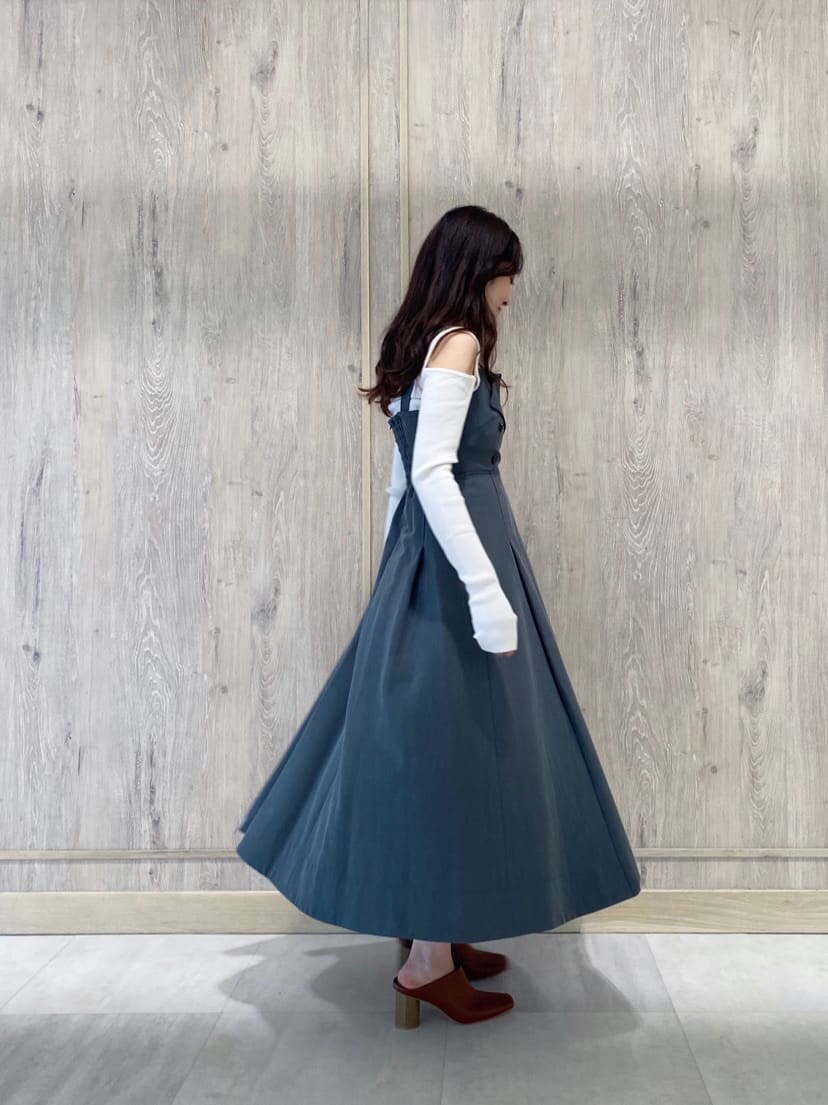 ブラウン系のサンダル、グレー系のジャンパースカート、ホワイト系のニット/セーターを着用したレディースの夏コーディネートの6枚目の写真