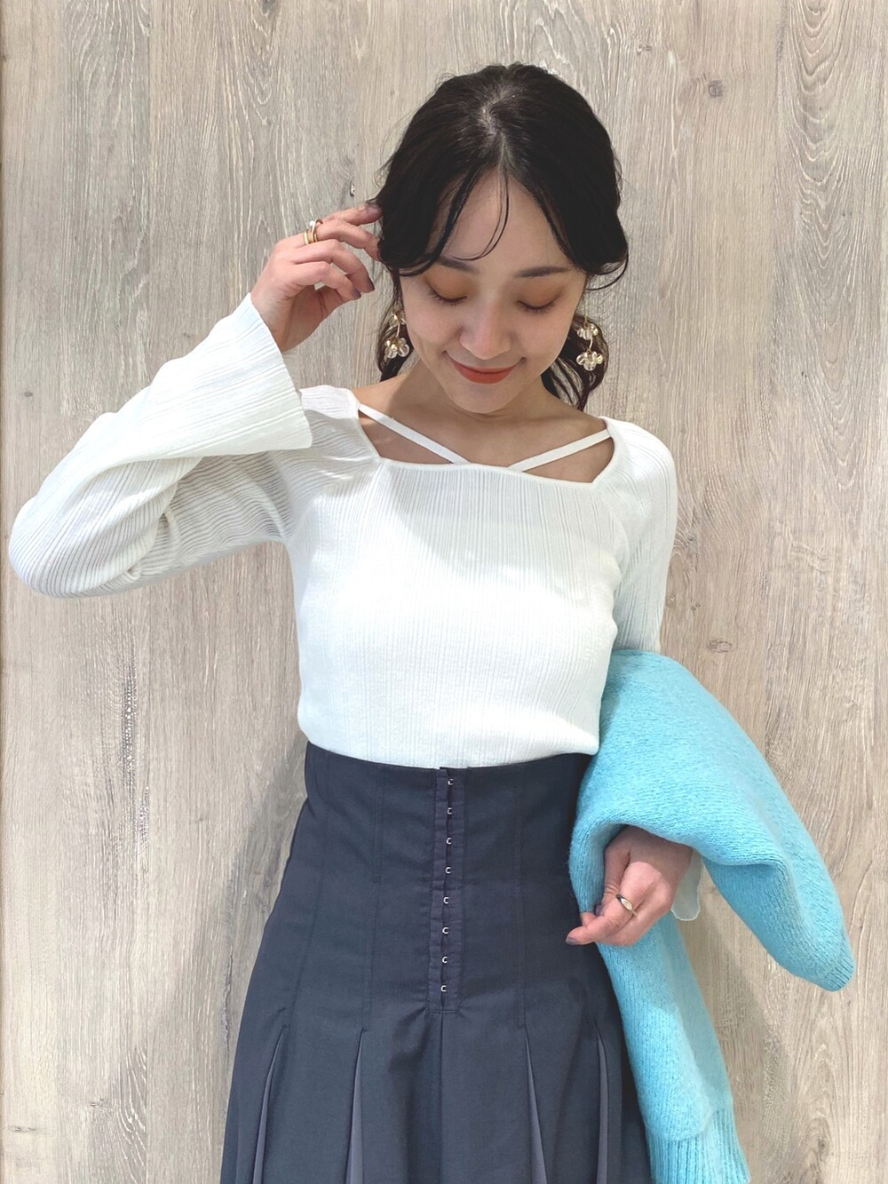 ホワイト系のローファー、グレー系のスカート、グリーン系のカーディガン/ボレロを着用したレディースの冬コーディネートの9枚目の写真