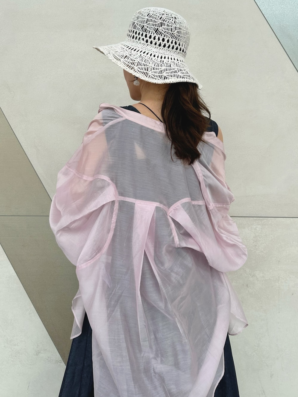 シルバー系のサンダル、ブルー系のワンピース、ブラック系のキャミソールを着用したレディースの春コーディネートの5枚目の写真