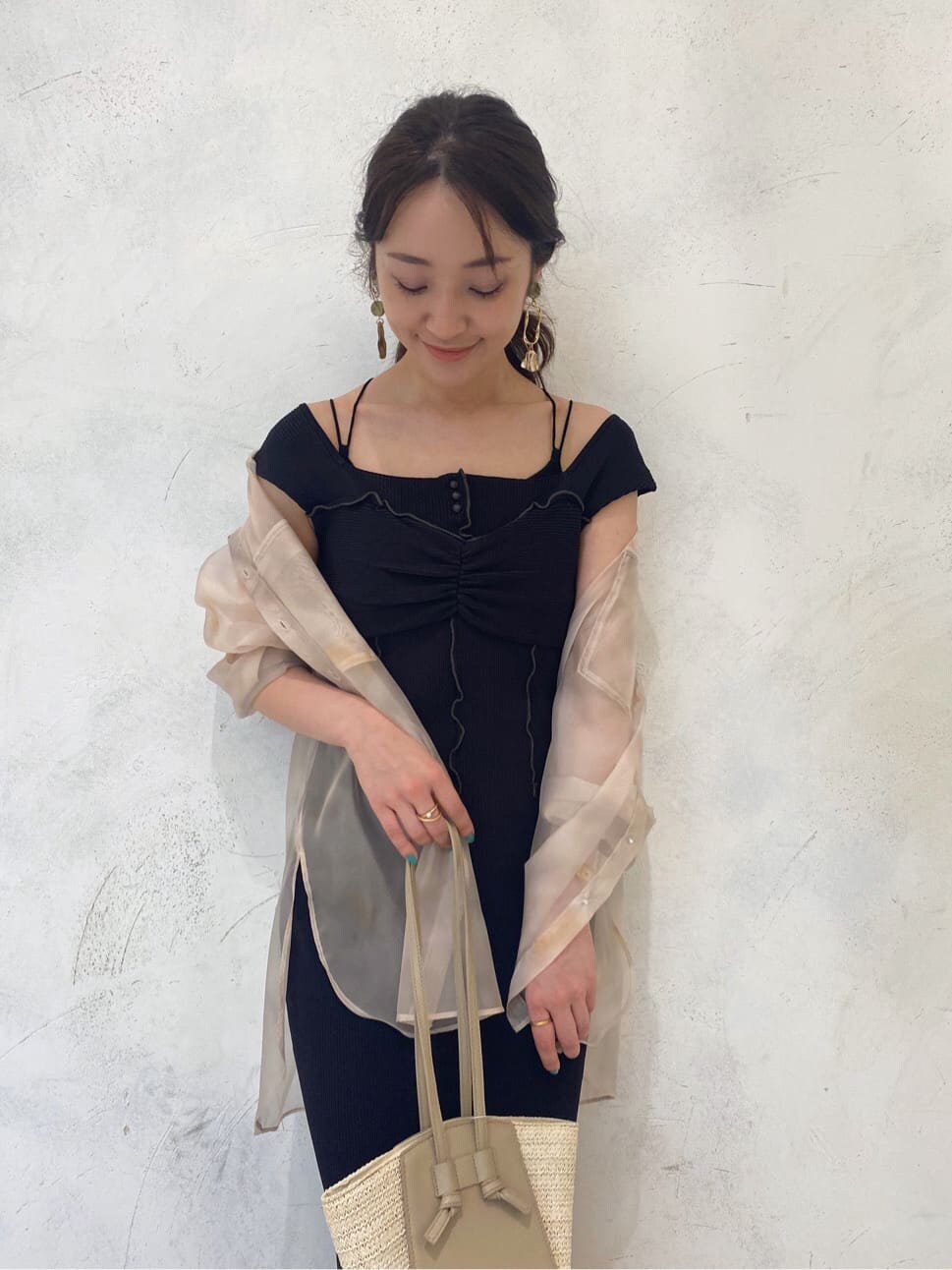 ブラウン系のサンダル、ブラック系のワンピース、ブラック系のキャミソールを着用したレディースの春コーディネートの5枚目の写真