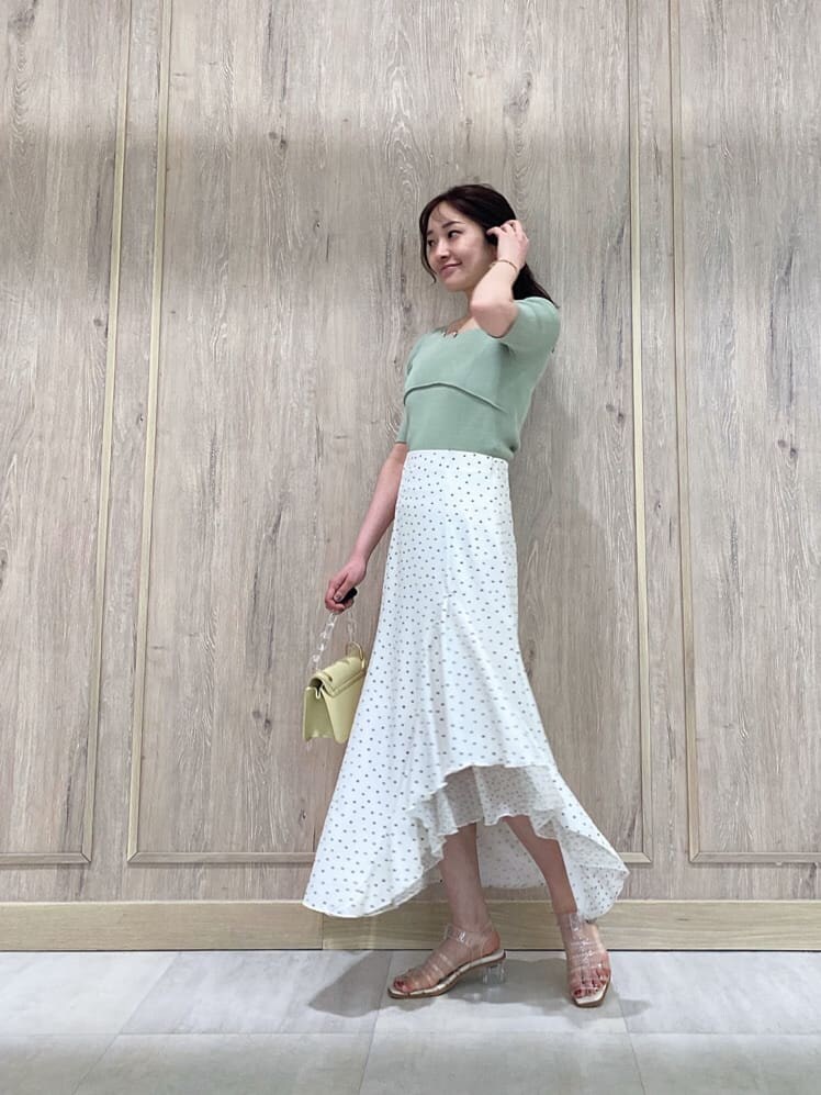 ホワイト系のTシャツ/カットソー、イエロー系のショルダーバッグ、その他のサンダルを着用したレディースの春コーディネートの3枚目の写真