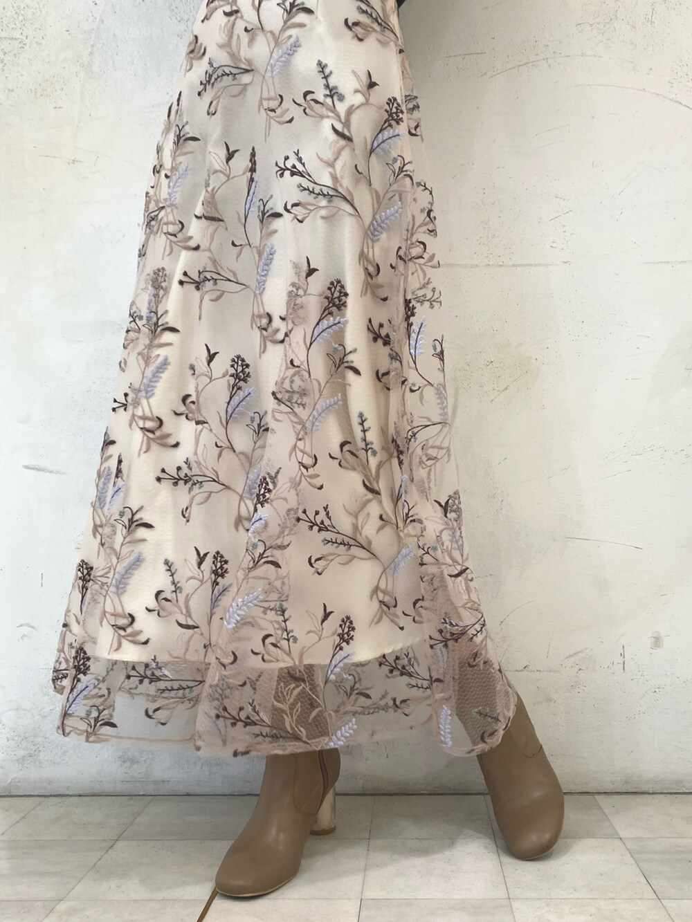 ブラウン系のニット/セーター、ピンク系のスカート、ベージュ系のブーツを着用したレディースの秋コーディネートの8枚目の写真