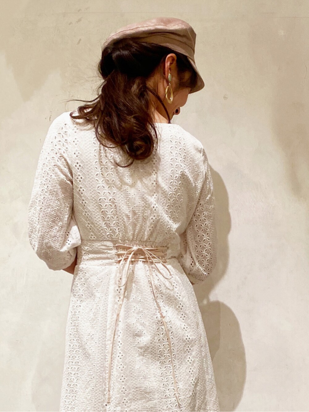 ブルー系のデニムパンツ、ベージュ系のキャスケットを着用したレディースの春コーディネートの4枚目の写真