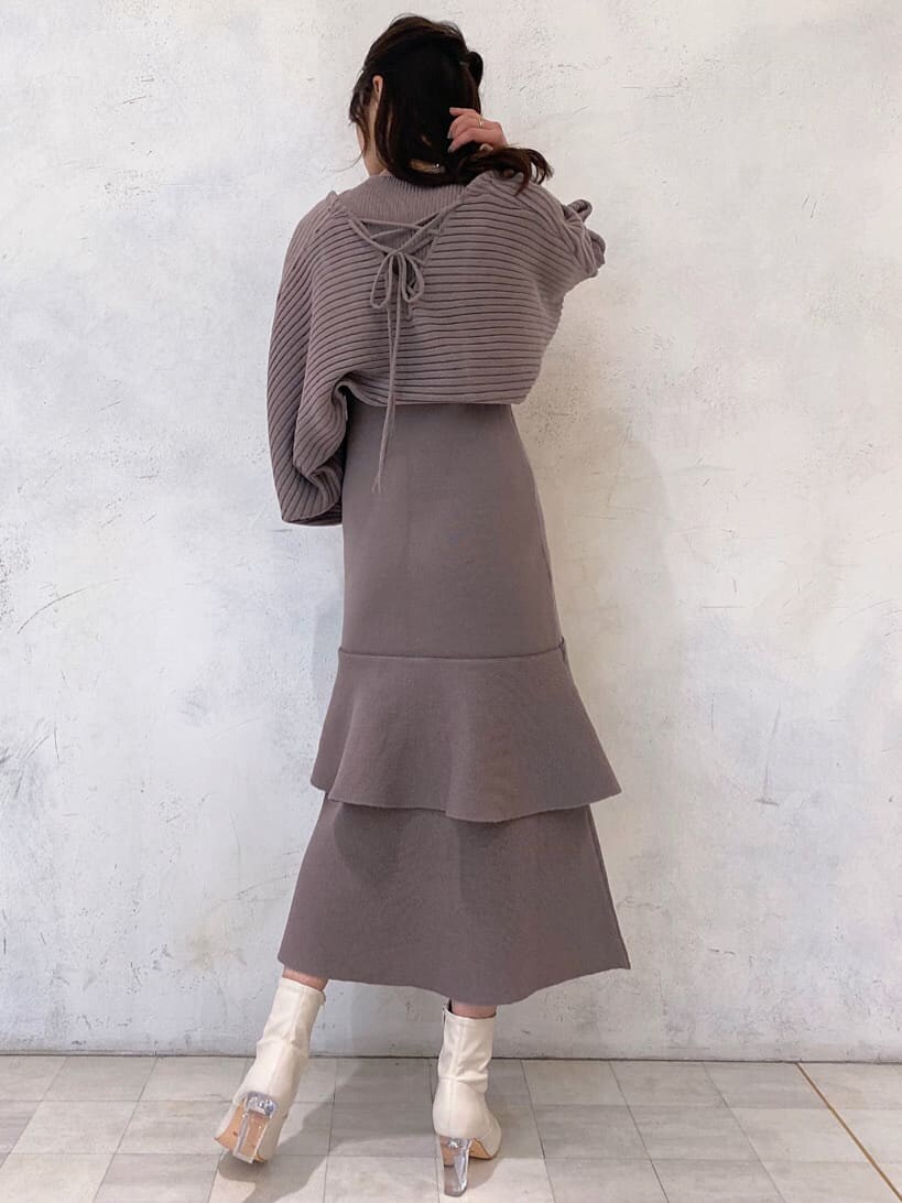 ホワイト系のその他シューズ、ピンク系のワンピース、ホワイト系のハンドバッグを着用したレディースの冬コーディネートの6枚目の写真