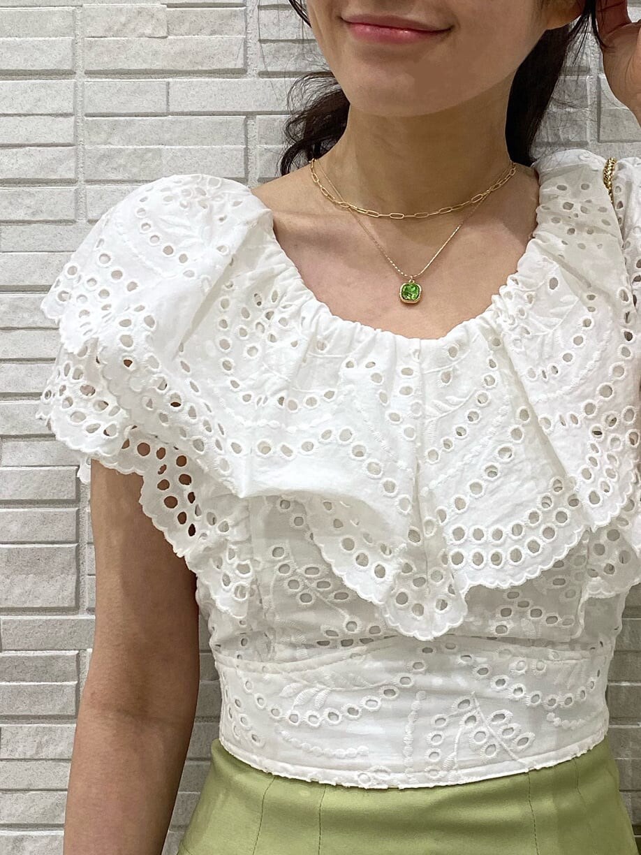 ホワイト系のTシャツ/カットソー、ホワイト系のシャツ/ブラウス、イエロー系のショルダーバッグを着用したレディースの春コーディネートの7枚目の写真