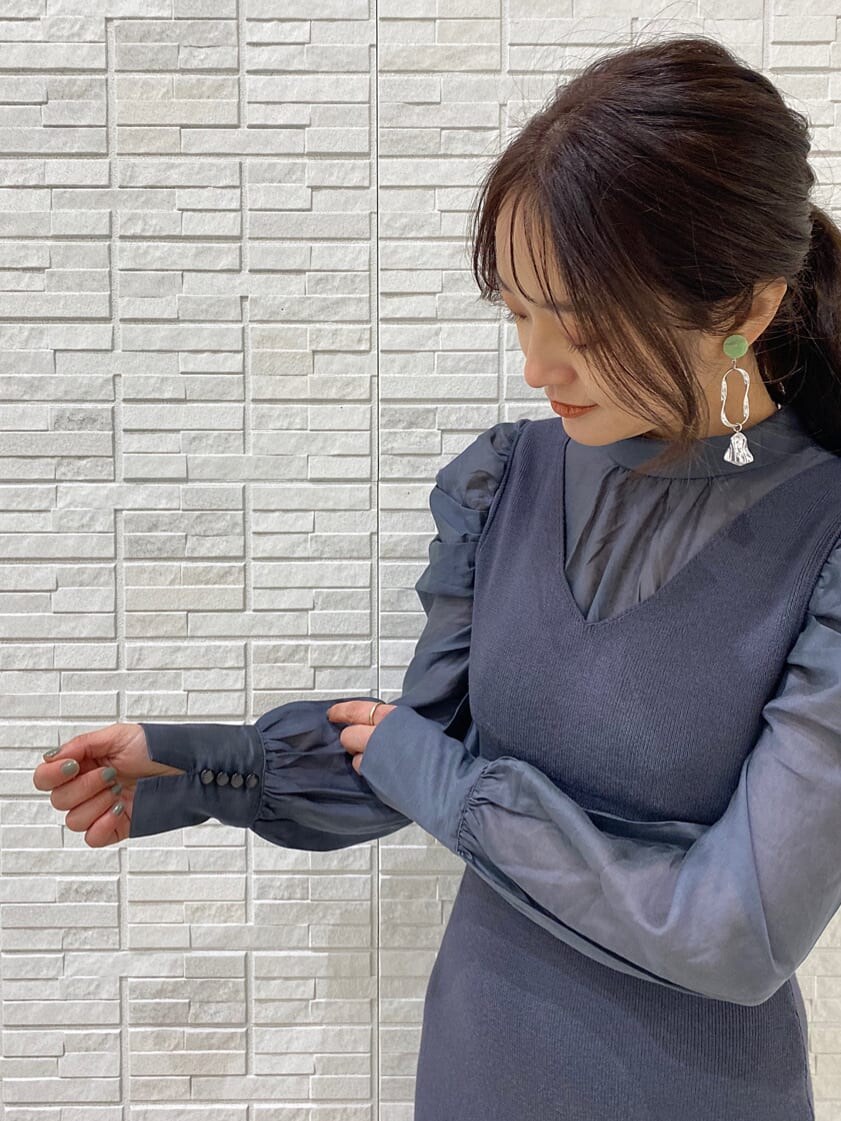 グレー系のテーラードジャケット、ブルー系のワンピース、ホワイト系のその他シューズを着用したレディースの冬コーディネートの7枚目の写真