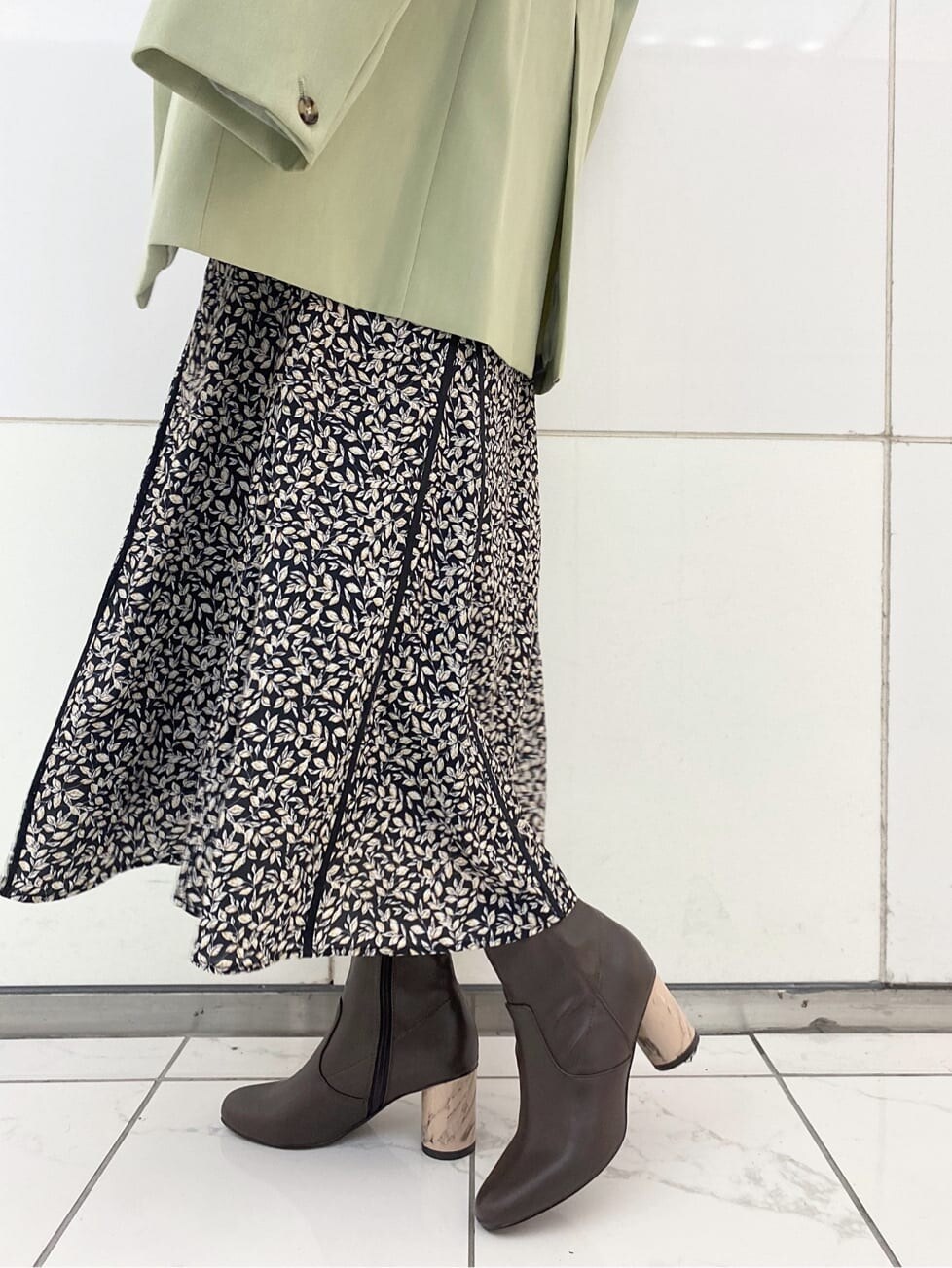 ブラック系のワンピース、ブラウン系のその他シューズ、グリーン系のテーラードジャケットを着用したレディースの秋コーディネートの10枚目の写真