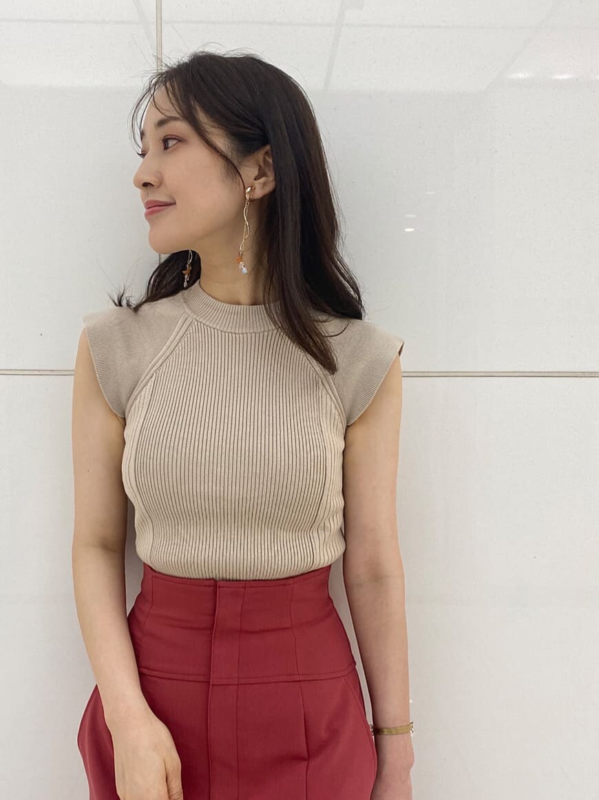 ベージュ系のTシャツ/カットソー、ベージュ系のニット/セーター、ブラウン系のサンダルを着用したレディースの夏コーディネートの4枚目の写真