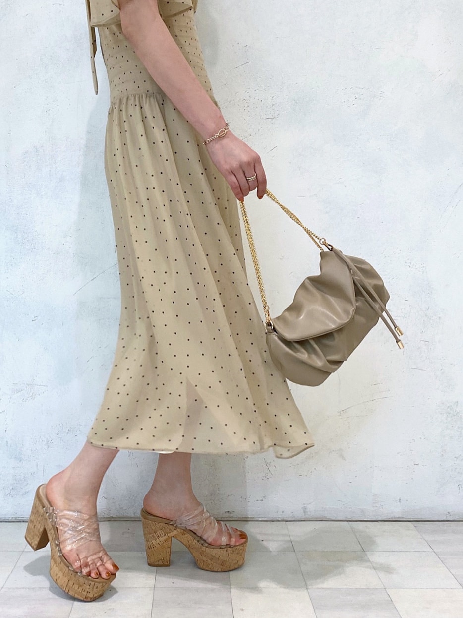 ホワイト系のキャミソール、その他のサンダル、ベージュ系のワンピースを着用したレディースの夏コーディネートの8枚目の写真