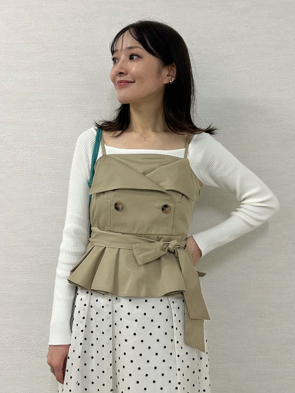 ホワイト系のカーディガン/ボレロ、ベージュ系のワンピース、ホワイト系のニット/セーターを着用したレディースの秋コーディネートの7枚目の写真