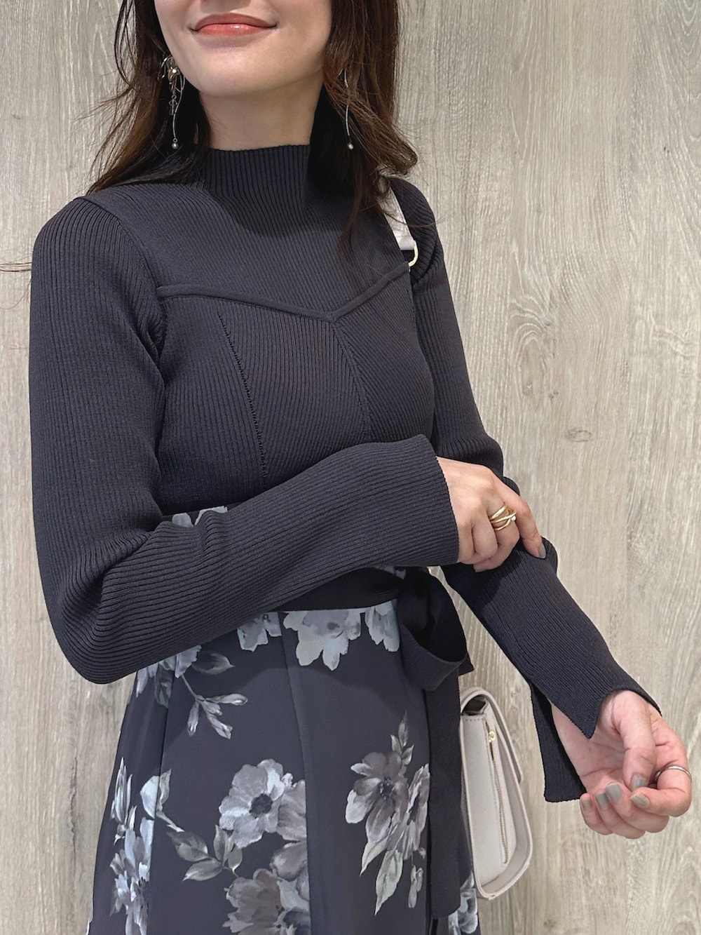 ピンク系のショルダーバッグ、ブラウン系のパンプス、パープル系のワンピースを着用したレディースの秋コーディネートの6枚目の写真