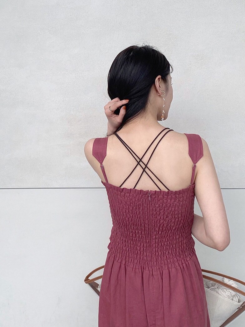 ブラウン系のトートバッグ、レッド系のワンピース、その他のサンダルを着用したレディースの夏コーディネートの7枚目の写真