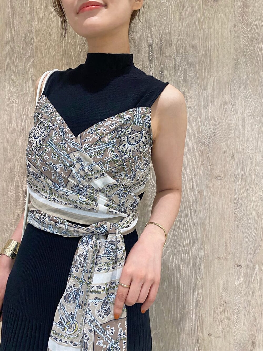 ブラック系のワンピース、イエロー系のサンダル、ホワイト系のハンドバッグを着用したレディースの夏コーディネートの4枚目の写真