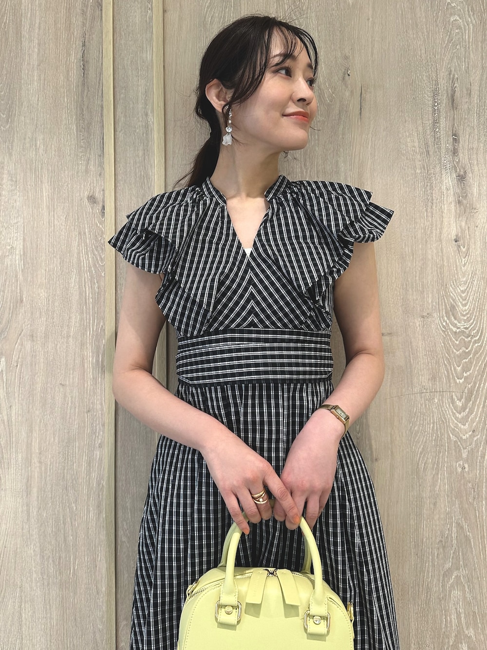 ブラック系のサンダル、その他のワンピース、ホワイト系のチューブトップを着用したレディースの春コーディネートの5枚目の写真