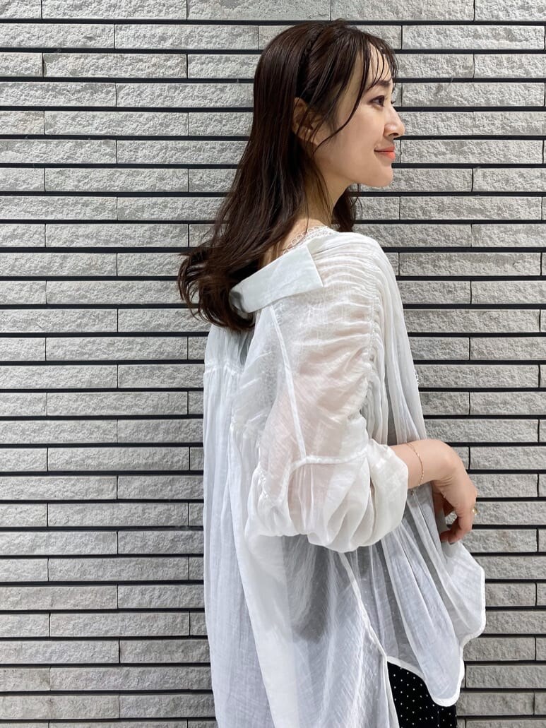 ブラック系のキャミソール、その他のサンダル、ホワイト系のショルダーバッグを着用したレディースの春コーディネートの5枚目の写真